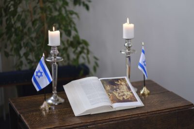 Tafel bijbel kaarsen vlaggen-min